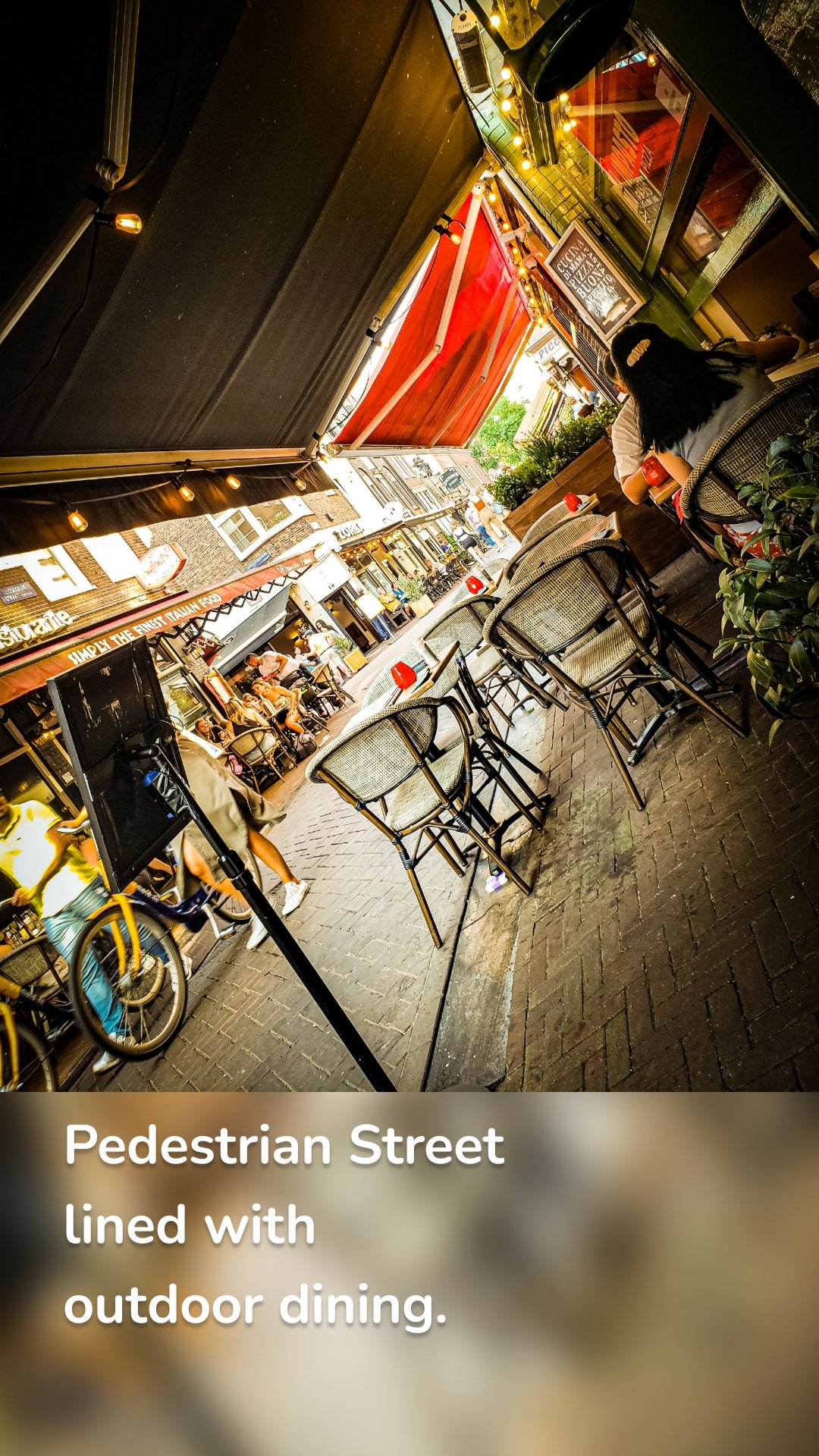 Pedestrian Street 
lined with 
outdoor dining. 